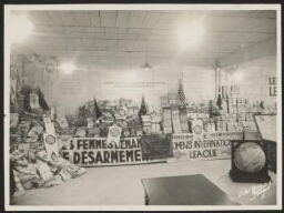 Uitstalling van 9 miljoen verzamelde handtekeningen voor vrede tijdens de Disarmament Conference van de Volkenbond (League of Nations) februari 1932