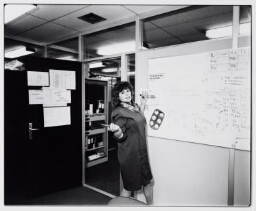 Vrouwelijke manager logistic control aan het werk bij Fokker. 1990