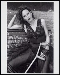 Portret van schrijver en feminist Karin Spaink in het Vondelpark 1991