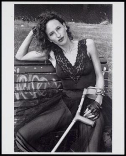 Portret van schrijver en feminist Karin Spaink in het Vondelpark 1991