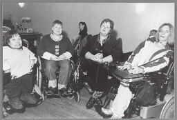 Tijdens de 8 maart-viering bespreekt de initiatiefgroep vrouwen met een handicap: 'Wat doen we om de positie van vrouwen met een handicap te verbeteren?' V.l.n.r.:  Lydia van den Heuvel, Ciska Pijpers, Yolan Koster-Droese en Roelofje Mussche. 2003