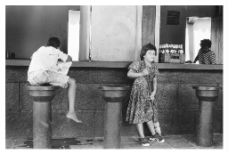Een kind veegt de vloer. 1984