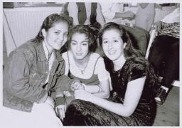 Organisatoren van een meidenclub tijdens de opening van een ouder/kind-centrum. 1998