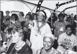 Tijdens het NGO forum op de wereldvrouwenconferentie in Beijing wordt er in de Afrikaanse tent veel plezier gemaakt, er wordt gedanst en gezongen 1995