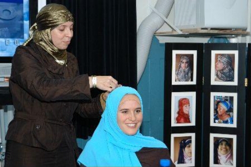 Fatima Maria Bourri met een bezoekster tijdens de workshop Speesjaal op Women Inc 2007