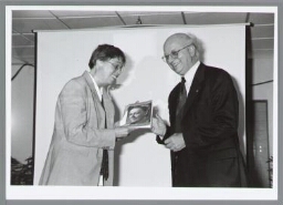 Rector van de KUN overhandigt boek over Mohrmann, de oudste vrouwelijke hoogleraar aan Lia van Gemert, de jongste vrouwelijke hoogleraar. 1998