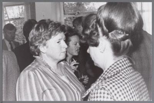 Staatssecretaris van Sociale Zaken en Werkgelegenheid in gesprek met de voorzitter van de Emancipatieraad. 1983