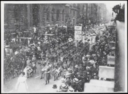 Foto uit het boek 'The petticoat rebellion' van een suffragette march, oftewel een mars voor vrouwenkiesrecht. 190?