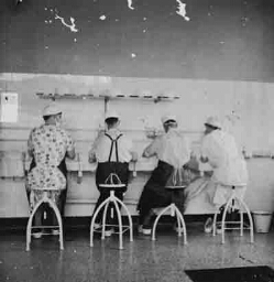 Steriliseren voor gynaecologische operatie. 1937
