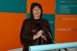 Minister Verdonk ( vreemdelingenzaken en integratie) tijdens bijeenkomst over vrouwen en migratie 2003