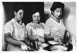 Drie vrouwen aan het koken. 1984