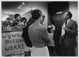 Personeel van het Burgerziekenhuis en leden van de vakbond protesteren tegen de verhoging van de ouderbijdrage aan de cresj van f 8.- naar f 23.-  1982