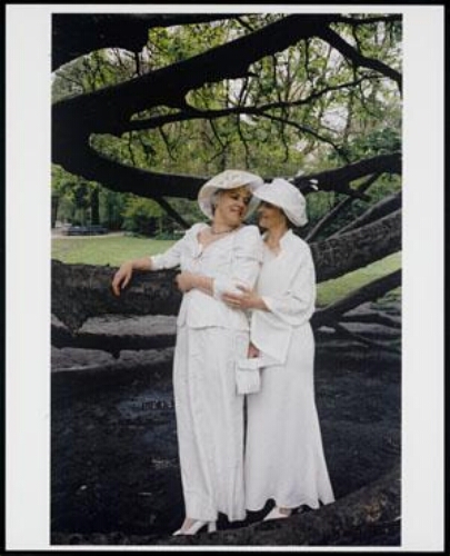 Lin Pugh tijdens haar trouwerij met haar partner Martha McDevitt 2001
