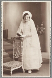 Meisje in 'bruidskleding'  met een bijbeltje in haar hand t.g.v 190?