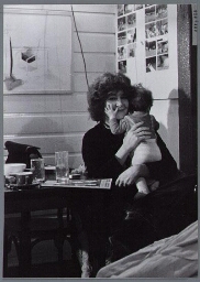 Portret van Anja Meulenbelt in vrouwencafé 't Schaartje' met op schoot waarschijnlijk de dochter van Joyce Oudshoorn. 1977