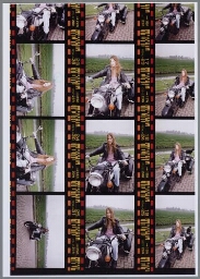 Een gehandicapte vrouw rijdt op een motor met drie wielen. 1996