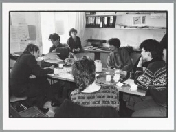 Vergadering over activiteiten in het vrouwenhuis op 8 maart. 1986
