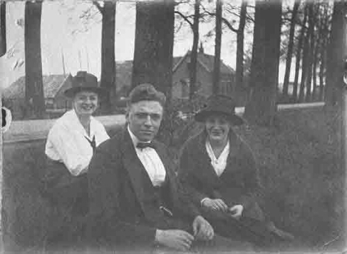 Groepsfoto uit het archief van mevrouw S.J 1920