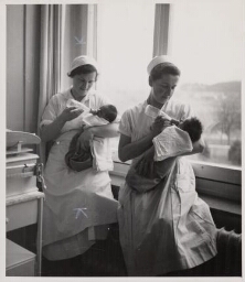 Duitse kraamverzorgsters geven baby's flesvoeding. 1937