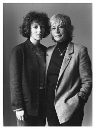 Regisseur en arts Heleen van Meurs (r) met dochter Dominique Leddy (l). 1987