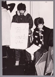 Actie door Vrouwen in de Bijstand voor een hogere uitkering: '400,= per maand erbij woonlasten omlaag'. 1983