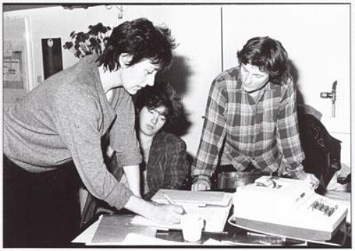 Medewerksters van vrouwenboekhandel en vrouwenkafee de Feeks werken aan de financiële administratie. 1983