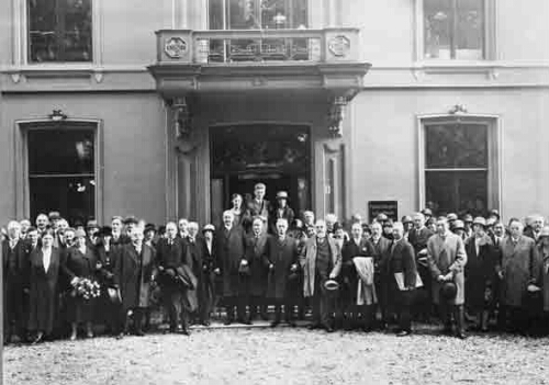 Johanna Westerdijk (vooraan tweede van links) in groot gezelschap buiten voor het Phytopathologisch Laboratorium 'Willie Commelin Scholten' ter gelegenheid van de verbouwing van Huize Java in waarschijnlijk 1928 1928?