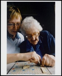 Thea Janssen van de thuiszorg en haar cliente mevrouw May spelen scrabble