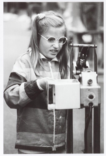 Serie foto's in het kader van het project Technika 10, een project om meisjes te stimuleren technische en exacte vakken te kiezen 1990?