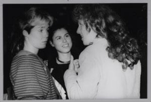 Margreet (links) en Marleen Heeman (rechts) tijdens het International Congress on Mental Health Care for Women, 19-22 december 1988 in Amsterdam. 1988