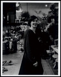 Portret van Gerda van de Berg (1947), bloemist en eigenares van een bloemenwinkel, op haar werk 1998