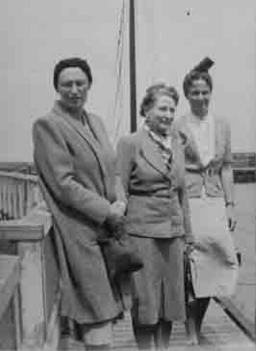 Tijdens een congres van vrouwelijke artsen in Amsterdam, maken deelneemsters een uitje naar Marken. 1947