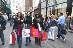 Drie vriendinnen, 'rijke twintigers' aan het shoppen. 2006