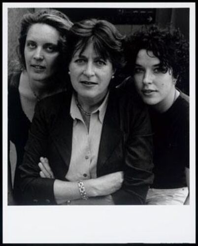 Portret van Mieke Martelhof (1947), eigenares van café Vivelavie in Amsterdam en twee onbekende vrouwen 1998