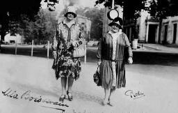 Mia Boissevain en Rosa Manus in Wiesbaden in 1929, met op de foto hun beider handtekeningen