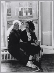 Dubbelportret van actrices Karin Bloemen (op de foto links) en Adelheid Roosen. 1986