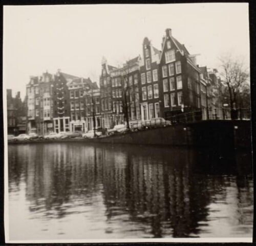 Uitzicht op grachtenpanden in Amsterdam 1966