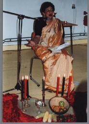 Tara Singh Varma tijdens het kerstdiner van Zami 1999
