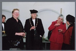 Joke Blom (l.) met een hoogleraar en Annelies Verstand (r.) tijdens de oratie van Gloria Wekker, de eerste Nederlandse hoogleraar vrouwenstudies gender en etniciteit aan de Universiteit Utrecht, faculteit Letteren. 2002