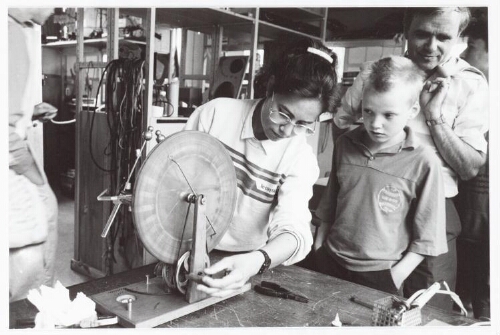Serie foto's in het kader van het project Technika 10, een project om meisjes te stimuleren technische en exacte vakken te kiezen. 1990?