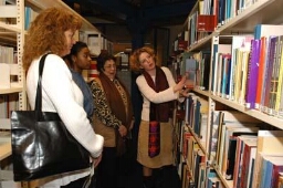 Tijdens de viering van Internationale vrouwendag op het IIAV, worden bezoekers rondgeleid door het IIAV. 2004