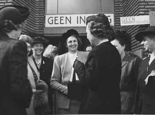 Bestuursleden nemen afscheid van Hare majesteit Koningin Juliana na haar bezoek aan de tentoonstelling 'De Nederlandse Vrouw 1898-1948' 1948