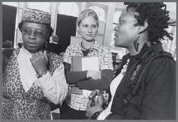 Dieuwertje Huijg (midden) spreekt met deelnemers tijdens de bijeenkomst 'Zwarte, Migranten-, Vluchtelingen- en Witte Vrouwen/Bewegingen in Nederland', georganiseerd door de Stichting Vrouwen en Diversiteit, waar Dieuwertje een van de oprichtsters van is 2003