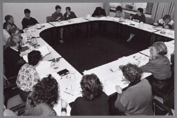 Leden van de Emancipatieraad in vergadering bijeen. 1985