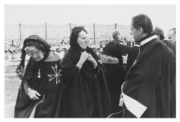 Malthezer Ridders en hun dames nemen jaarlijks zieken mee op bedevaart naar Lourdes, Frankrijk. 1985
