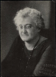 Portret van Rosika Schwimmer, de eerste vrouwelijke ambassadeur ter wereld (voor Hongarije in Zwitserland) 1932