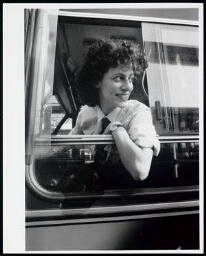 Portret van Els als buschauffeur, bij een artikel in De Telegraaf over vrouwen in mannenberoepen Zie ook record 100025364 1989