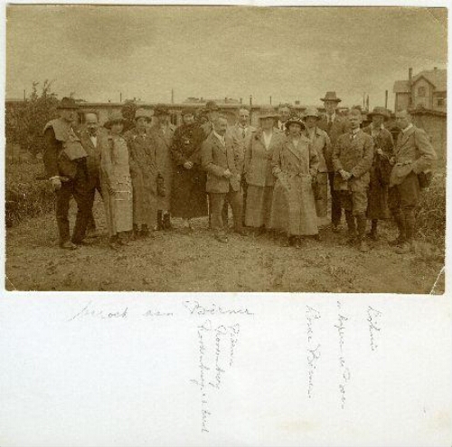 xxJohanna Westerdijk, met mejuffrouw Doyer in de tuin 1917