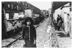 Een Turks meisje in een straat, in een achterstandswijk. 1979