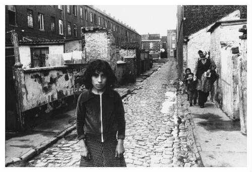 Een Turks meisje in een straat, in een achterstandswijk. 1979